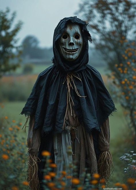 25 Creative Garden Scarecrow Ideas That Will Transform Your Yard 36 How To Make A Scarecrow For Garden, Scarecrow Aesthetic, Garden Scarecrow Ideas, Garden Scarecrows, Creepy Scarecrow, Garden Scarecrow, Trail Ideas, Scarecrow Ideas, Crow Halloween