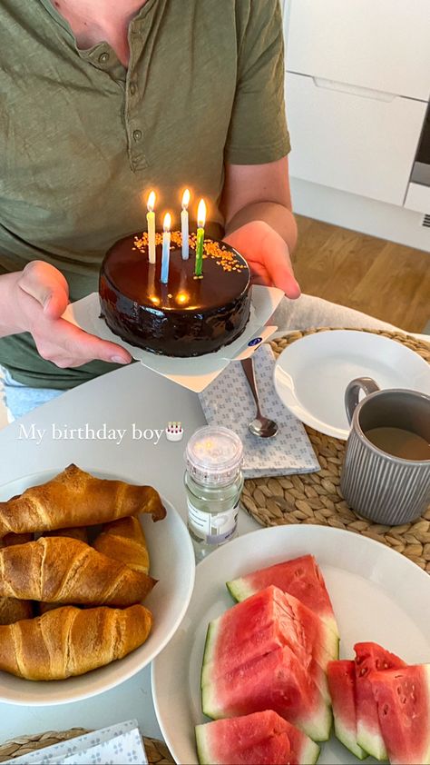 Boyfriend Birthday Breakfast, Mini Surprise For Boyfriend, Ideas To Celebrate Boyfriends Birthday, Aesthetic Cake For Boyfriend, Boyfriend Birthday Photo Ideas, Cake For Boyfriend Birthday Love, Bd Cake For Boyfriend, Baking For Boyfriend, Minimalist Bday Cake Men