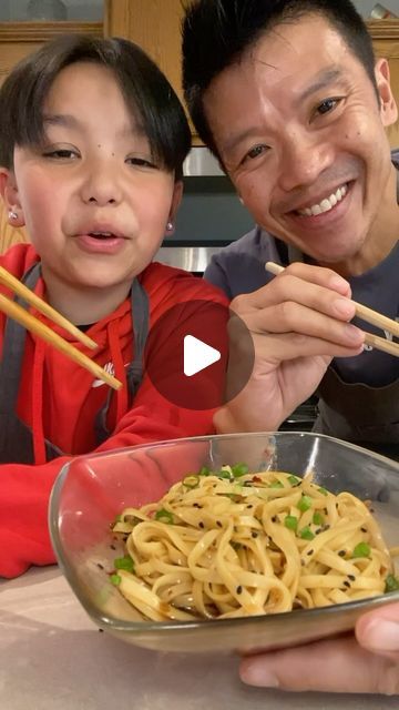 saltNpiipa on Instagram: "Chili Oil Sesame Noodles #asianfood #noodles #chilioil #chilioilnoodles #sesameoil #dinnerideas #easyrecipe   2 servings total 359 Cals/serving 10g Protein 9g Fat 46g Carbs  1 tbsp Chili oil 1 tsp Sesame oil 1 1/2 tbsp Soy sauce 1 tsp Chinkiang black vinegar 1 tbsp Brown sugar 1 tsp Minced garlic 1 tsp Mirin 1/2 cup Green onion (chopped) 2 Nests Egg noodles by Asia Specialities" Rice Paper Noodles, Noodles Sauce, Peanut Butter Curry, Chipotle Pasta, Rice Paper Recipes, Dumpling Sauce, Curry Ramen, Red Curry Chicken, Shrimp Dumplings