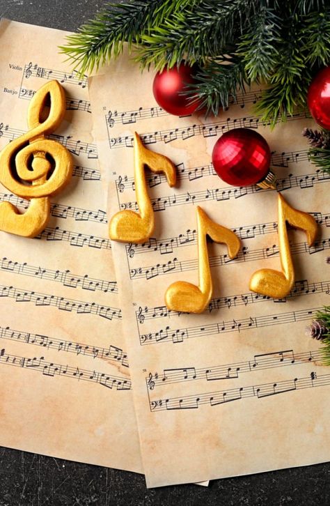 If you're going Christmas caroling, it's important to have the best music. Here area  list of Christmas caroling songs that everyone will love. Christmas Caroling Songs, Christmas Caroling Ideas, Christmas Music Aesthetic, Christmas Carolling, Xmas Carols, Christmas Movie Characters, Xmas Music, Christmas Caroling, Christmas Checklist