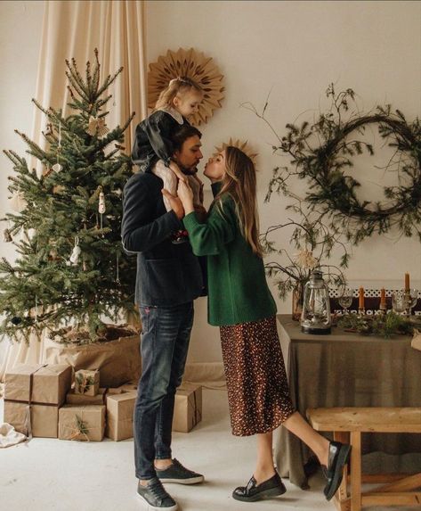 Christmas Photoshoot 2023, Christmas Photography Family Indoor, Christmas Photoshoot Ideas Family Indoor, Christmas Lifestyle Photography, Indoor Christmas Mini Sessions, Indoor Christmas Photoshoot, Christmas Studio Photoshoot, Indoor Christmas Photos, Winter Family Photoshoot