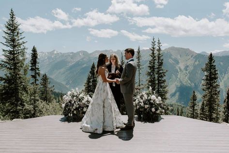 The 20 Best Colorado Wedding Venues That Are Affordable & Stunning! Style Toscan, Mountain Wedding Venues, State Of Colorado, Colorado Wedding Venues, Inexpensive Wedding Venues, Wedding Dress Pictures, Colorado Mountains, Outdoor Wedding Venues, Colorado Wedding