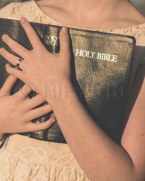 Photoshoot With Bible, Senior Pics With Bible, Senior Photos With Bible, Holy Bible Pictures, Senior Pictures With Bible, Bible Senior Pictures, Christian Senior Pictures, Prayers Journal, Black Diamond Engagement Ring Set