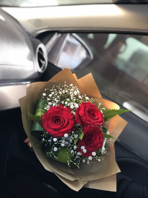 simple Red Rose Bouquet in Kraft Paper in car Pretty Bouquet Of Flowers Simple, Aesthetic Roses Bouquet, Flowers In Car Surprise Bouquets, Red Roses In Car, Simple Red Rose Bouquet, Red Roses Bouquet For Girlfriend, Flower In Car, Bouquet In Car, Rose Bouquet Simple