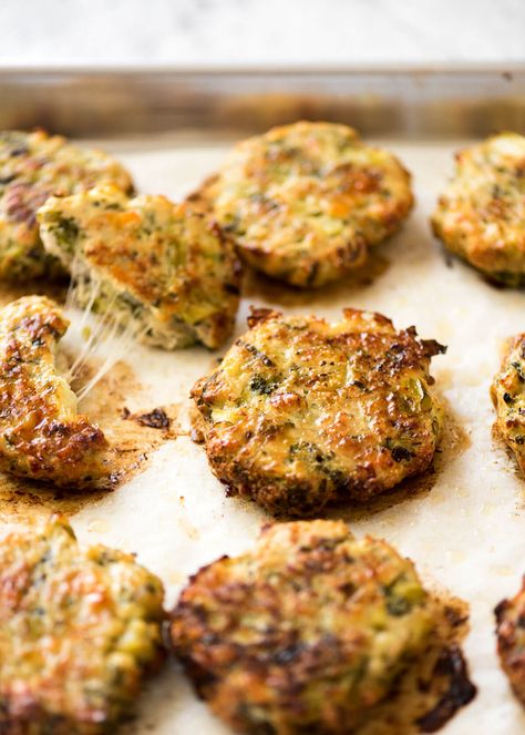 With a gorgeous golden brown crust and almost an entire head of broccoli in them, it's hard to believe these Chicken Patties are BAKED, not fried. Chicken Mince Recipes, Broccoli Patties, Panini Recipes Chicken, Chicken Fritters, Cheesy Baked Chicken, Broccoli Fritters, Chicken Mince, Minced Chicken, Minced Chicken Recipes