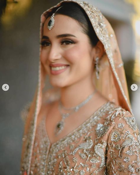 Peachy natural makeup for Indian bride Glowy Peachy Bridal Makeup, Makeup With Peach Dress, Peach Dress Makeup, Peach Bridal Makeup, Makeup For Indian Bride, Nude Makeup Looks Indian, Peach Makeup Look, Coral Makeup, Peach Clothes