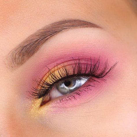 Make Up Designs, Yellow Makeup, Yellow Eyeshadow, Pink Eye Makeup, Easter Makeup, Makijaż Smokey Eye, Eye Makeup Brushes, Eye Makeup Designs, Colorful Eye Makeup