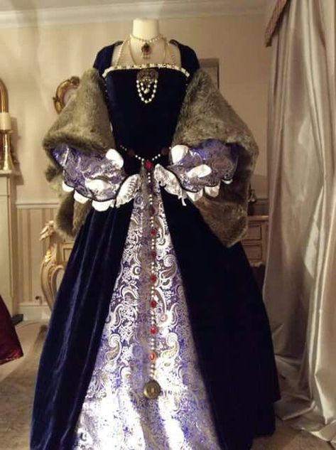 1500s Dresses Royal, 1400s Dresses, 1500s Dress, 1600 Dresses, 1500s Fashion, Tudor Gown, Tudor Dress, Historical Gowns, Tudor Fashion