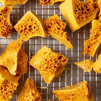 Sponge Toffee, Honeycomb Recipe, New Zealand Recipes, Kiwi Recipes, Honeycomb Candy, Toffee Recipe, New Zealand Food, Golden Syrup, Baking Tins