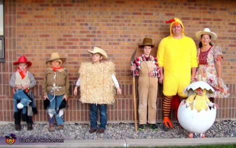 Family Halloween Costumes - Farmer and chickens.....oh my word, we might do this one day, love this!! Farm Costumes, Farm Animal Costumes, Farmer Costume, Purim Ideas, Halloween Farm, Family Themed Halloween Costumes, Themed Halloween Costumes, Farm Family, Costume Works