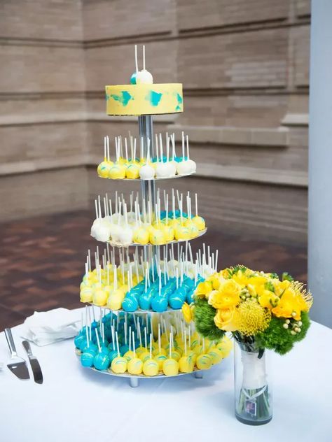 Blue and yellow cake pop idea for bridal shower. Blue And Yellow Cake, Yellow And White Cake, Yellow Cake Pops, Yellow Desserts, Bridal Shower Desserts Table, White Cake Pops, Chocolate Crackles, Easy Vegetable Recipes, Green Bridal Showers