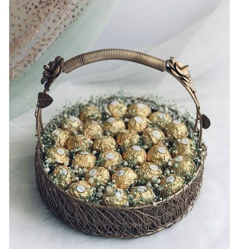 Dulang Hantaran Ideas, Paper Bouquet Diy, Engagement Gift Baskets, Wedding Gift Hampers, Wedding Platters, Hamper Gift Basket, Free Wedding Invitation Templates, Luxury Hampers, Chocolate Pack