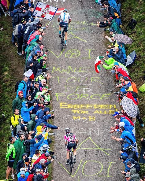 A gap is a gap and stays a gap. Simon Yates is chasing Chris Froome at 250 meters before the finish line on the Monte Zoncolan. * *… Cycling Inspiration, Chris Froome, Cycling Race, Pro Cycling, Bike Art, Road Cycling, Aerial Photography, Finish Line, Beauty Photography