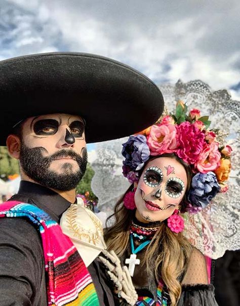 Creative Couples Costumes, Makijaż Sugar Skull, Mexican Halloween Costume, Couples Costumes For Halloween, Catrina Costume, Day Of The Dead Celebration, Couples Costumes Creative, Mexican Halloween, Halloweenský Makeup