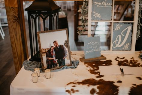 Western Wedding Guest Sign In, Western Wedding Gift Table Ideas, Western Wedding Registry Ideas, Western Guest Book Ideas, Western Wedding Gifts, Alter Decor, Wedding Guest Book Table, Wedding Table Themes, Wedding Guest Signing