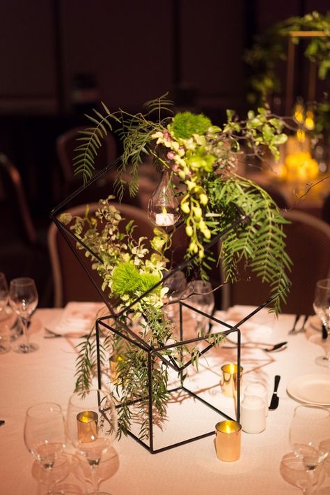 Party Color Ideas, Gala Event Decor, Living Centerpieces, Corporate Centerpieces, Green And Gold Party, Corporate Event Centerpieces, Gala Centerpieces, Non Floral Centerpieces, Geometric Centerpiece