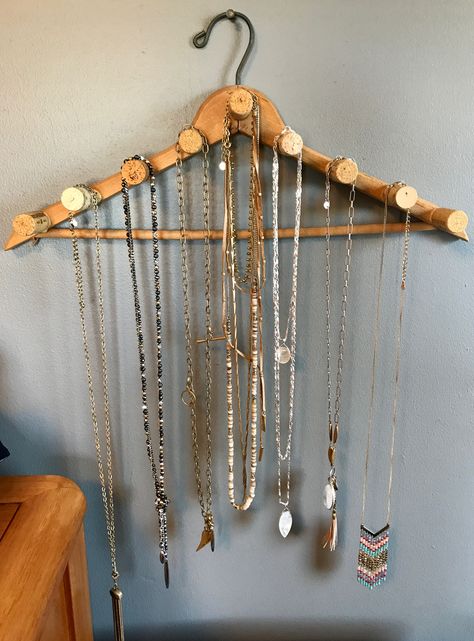 Hanging Necklaces On Wall, Wooden Coat Hanger Crafts, Wooden Hangers Ideas, Diy Coat Hanger, Necklace Organization, Wall Jewelry Organizer, Jewelry Wall Display, Diy Necklace Holder, Wooden Coat Hanger