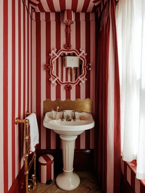 What is Carnivalcore? Dopamine Decor? – tiny kelsie Bathroom Eccentric, Dopamine Decor Bathroom, Circus Room, Circus Decor, Fairfield Connecticut, Tent Room, His And Hers Sinks, Paris Kitchen, Circus Decorations