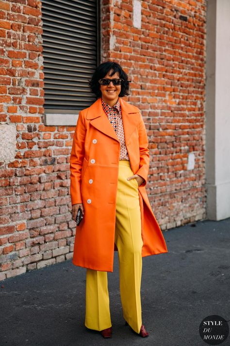 Smart Chic, 2020 Street Style, Classic Dresses, Aimee Song, Orange Coat, Reportage Photography, Coat Street Style, Street Snap, New York Fall