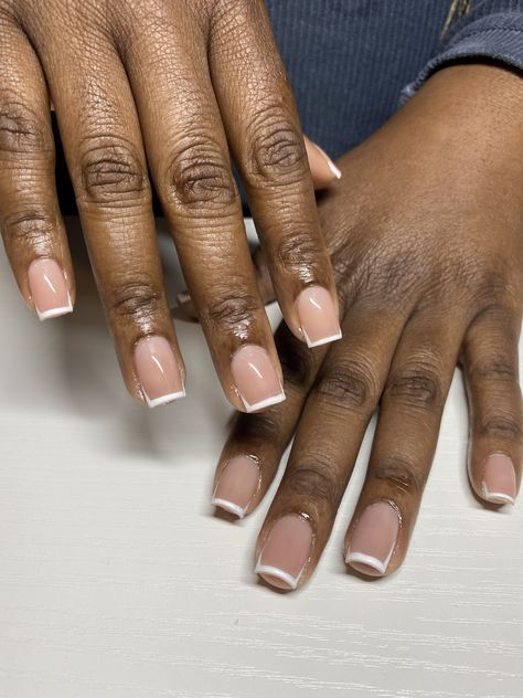 Short French Tip Acrylic Nails On Dark Skin, White Line Tip Nails, White Line Designs On Nails, Nails With White Lines On Tip, Line Nail Art Short Nails, Edge French Tip Nails, Short Acrylic Nails On Dark Skin Hands, Nails With Lines On Edge, Short Nails With Lines