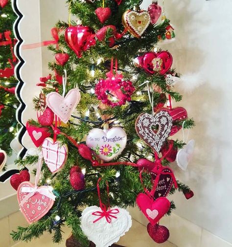 Valentine Tree Ornaments #valentine #tree #diy #decorhomeideas Valentine Tree Ornaments, Valentine Tree Decorations, Valentines Tree, Diy Tree Decor, Tree Decorating Ideas, Diy Valentine's Day Decorations, Rustic Valentine, Valentine Tree, Classic Christmas Tree