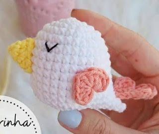 PATRONES AMIGURUMI GRATIS: PATRON GRATIS PAJARO AMIGURUMI 42538 Crochet Love Birds, Crochet Tutorial For Beginners, Crochet Bird Patterns, Crochet Keychain Pattern, Crochet Birds, Sewing Stuffed Animals, Boyfriend Diy, Stitch Crochet, Crochet Diy