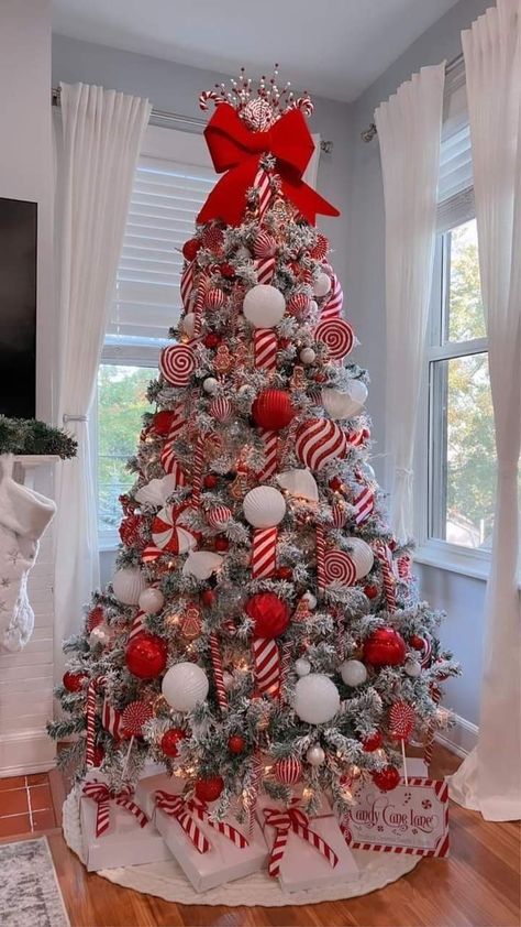 Santa Themed Christmas Tree Ideas, Red Gold Tree Christmas, Winter Wonderland Christmas Theme Decor, Christmas Theme Tree Ideas, Christmas Tree Decoration Ideas 2024, Red And White Christmas Tree Ideas Holiday Decorating, Tree Themes Christmas Ideas, Christmas Tree Inspiration Red, Xmas Tree Themes