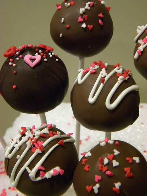 Valentine's Cake Pops by carolynlwoods, via Flickr Cake Pops Designs Valentine, Valentines Cake Pops, Fun Cake Pops, No Bake Cake Pops, Valentine Cake Pop, Chocolate Melts, Cake Ball Recipes, Valentines Treats, Valentines Cake