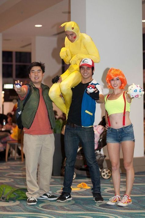 Pokemon Cosplay done kind of right. This makes me uncomfortable. Cosplay Pokemon, Group Cosplay, Gijinka Pokemon, Funny Cosplay, Pokemon Cosplay, Epic Cosplay, Pokemon Memes, 웃긴 사진, Amazing Cosplay