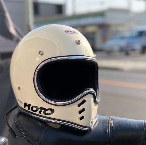 Classic Motorcycle Helmet, Motorcycle Helmet Design, Biker Helmets, Helmet Concept, Cool Motorcycle Helmets, Motorcycle Tips, Helmet Paint, Motorbike Helmet, Moto Vintage