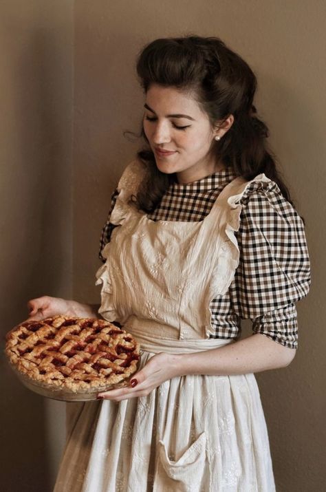 Baking Aesthetic Outfit, Cute Baker Outfit, Baker Outfit Aesthetic, House Wife Outfits, Vintage Housewife Aesthetic, Homemaker Aesthetic, Apron Aesthetic, Cottagecore Winter Outfits, Housewife Aesthetic