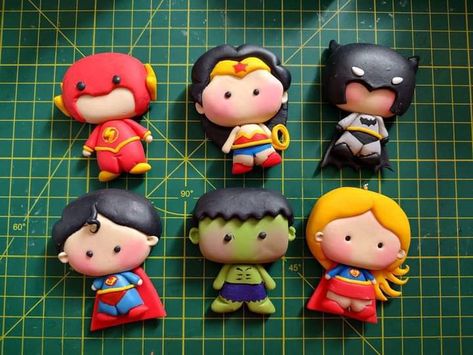 Clay Superhero, Batman Clay, Super Clay, Mini Sculptures, Funko Pop Batman, Diy Air Dry Clay, Air Dry Clay Projects, Fondant Toppers, Clay Dolls