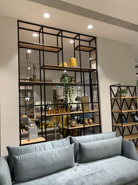 Regal Industrial, Modern Partition Walls, Room Partition Wall, Partition Storage, Iron Furniture Design, Relaxing Decor, Welded Furniture, Foyer Design, Living Room Partition