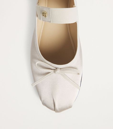 Find ANINE BING Satin Jolie Ballet Flats on Editorialist. The Jolie flats from ANINE BING are crafted from soft, smooth leather with a flexible outsole that makes for a comfortable shoe that doesn't scrimp on style. Ballet flats continue to be the shoe of choice when it comes to chic alternatives to a high heel and this pair features a rounded toe and leather bow for that perfectly feminine pair. Style Ballet Flats, Gold Shoes Flats, Gold Ballet Flats, Gold Flats, Gold Satin, Bow Shoes, Leather Bow, Black Ballet Flats, Anine Bing