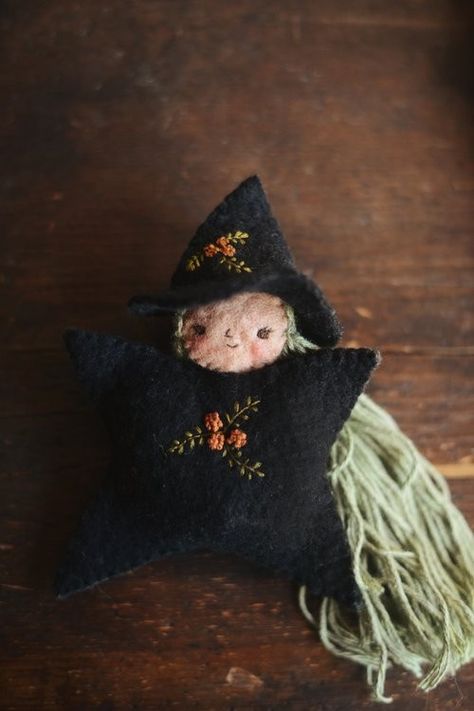 Creepy Felt Dolls, Felt Harry Potter, Felt Witch, Handsewn Doll, Waldorf Crafts, Witchy Crafts, Adornos Halloween, Creative Textiles, Craft Day