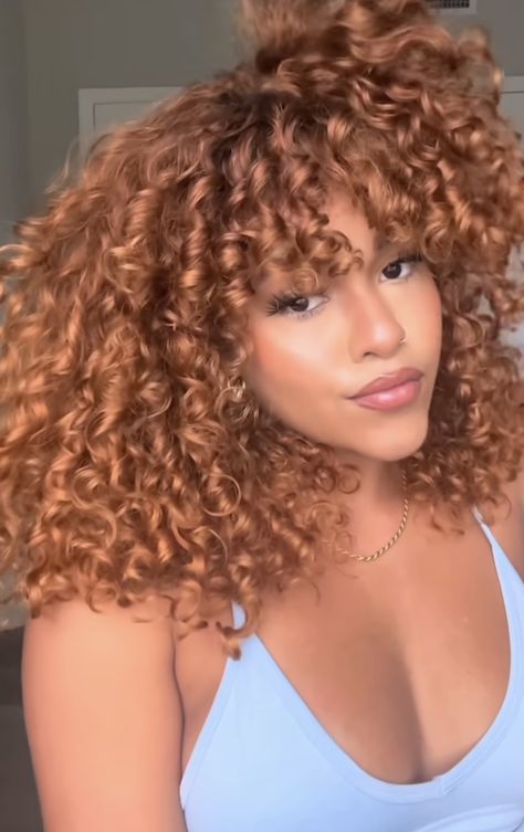 Strawberry Blonde On Curly Hair, Blonde Natural Hair, Curly Color, Dyed Curly Hair, Highlights Curly Hair, Honey Brown Hair, Brown Curly Hair, Curly Hair Photos, Ginger Hair Color