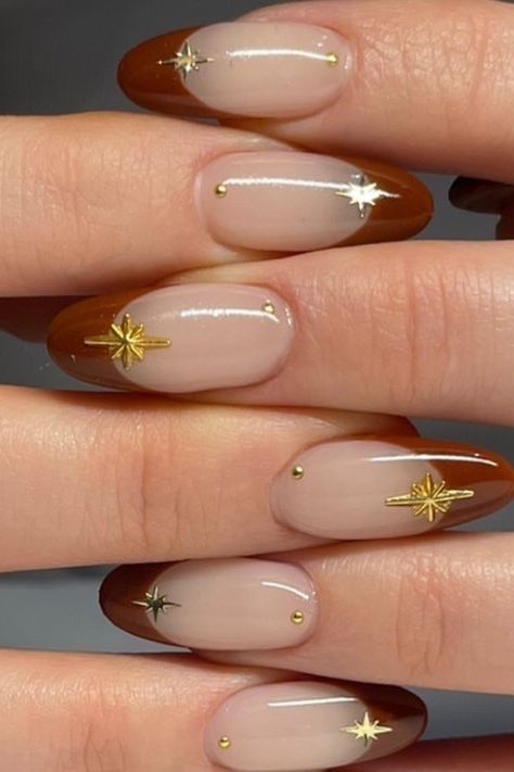 Brown Nail Polish Ideas, Italian Nails Designs, Hozier Nails Ideas, Erika Titus Nails, Prom Acrylic Nails, Brown And Gold Nails Designs, Italian Nails Trends, 1920s Nails, Italian Nails