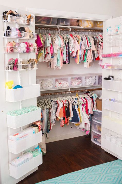 Baby Room Organization, Hiasan Bilik Tidur, Nursery Closet, Girl Nursery Room, Baby Closet, Kid Closet, Toddler Rooms, Nursery Organization, Nursery Baby Room