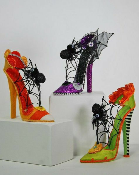 Witches Shoes, Witch Shoes, Halloween Shoes, Katherine's Collection, Adornos Halloween, Witch Diy, Halloween Crafts Decorations, Halloween Witches, Fall Halloween Crafts