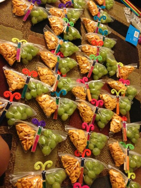 Butterfly healthy birthday snack Healthy Birthday Snacks, Healthy Birthday Treats, Butterfly Snacks, Bug Snacks, Class Snacks, Healthy Party Snacks, Healthy Birthday, Birthday Snacks, Preschool Snacks