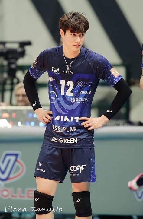 Volleyball Uniforms, Japan Volleyball Team, Volleyball Photos, Volleyball Poses, Mens Volleyball, Sports Jersey Design, Short Brown Hair, Volleyball Pictures, Volleyball Player