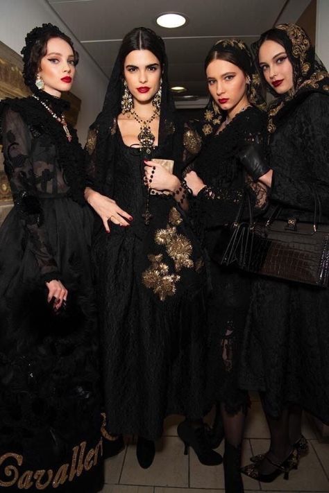 Vampire Gown, Dolce Gabbana Alta Moda, Runway Magazine, 2019 Runway, Art Help, Witch Fashion, Lace Outfit, Vintage Gowns, Gothic Wedding