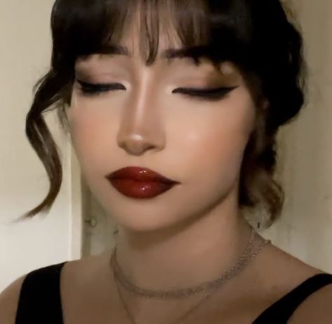 Red Glam Makeup Looks, Makeup For Red And Black Outfit, Causal Goth Makeup, Dark Natural Makeup, Soft Grunge Wedding Makeup, Dark Femenine Makeup Looks, Prom Makeup Inspo, Vampire Eye Makeup, Dark Romantic Makeup