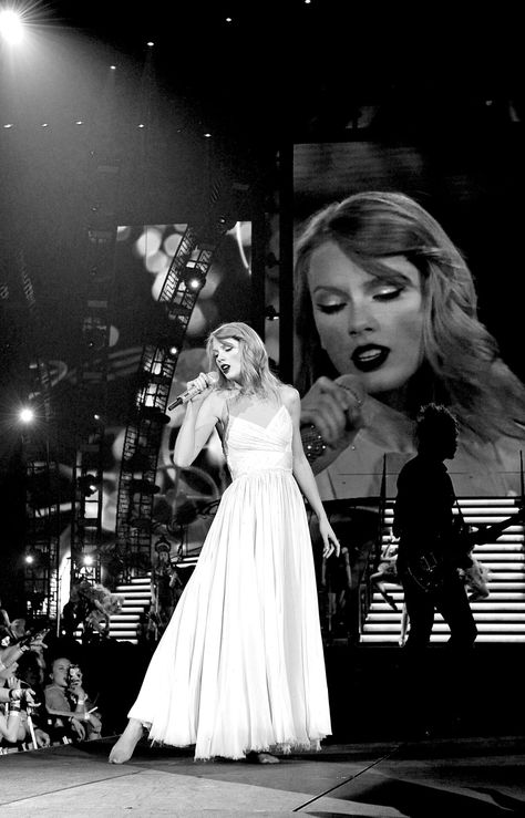 Miss Americana, Estilo Taylor Swift, Red Tour, Taylor Swift Posters, Swift Photo, Taylor Swift Videos, Red Taylor, Taylor Swift Wallpaper, Long Live Taylor Swift