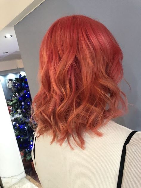 Pink peach hair Burnt Peach Hair, Dark Peach Hair, Salmon Hair, Pink Peach Hair, Pink And Orange Hair, Peach Hair Colors, Gradient Hair, Hair Color Orange, Short Red Hair