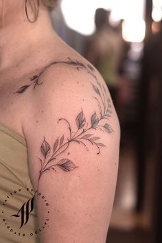 Shoulder Vine Tattoo, Top Of Shoulder Tattoo, Feminine Shoulder Tattoos, Bum Tattoo, Wrap Sleeve, Floral Tattoo Shoulder, Tattoos To Cover Scars, Wrap Tattoo, Tattoo Shoulder