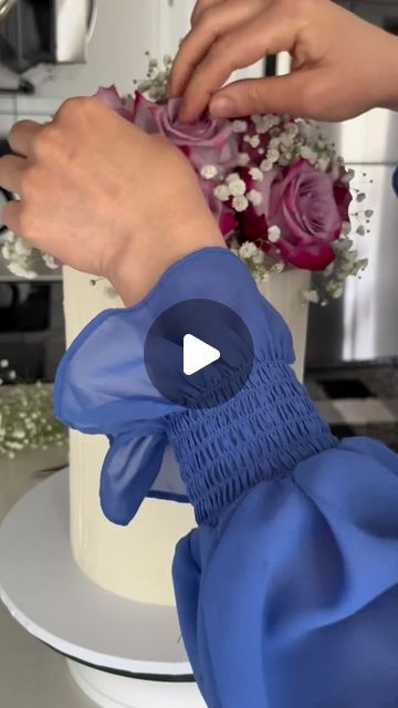 Sophiascakehouse on Instagram: "How to add fresh flowers to a cake, creating removable top using an extra cardboard round!
 
This technique allows you to decorate the cake with loads of fresh flowers, and then easily remove them when it’s time to cut into the cake 
#wedding #weddingcake #tiercakes #specialiccasion #birthdaycake #sophiascakehouse 
#homebaking #homebakery #homebusiness #caketips #baking #weeklytips #flower" Cake With Fresh Flowers On Top, Fresh Flowers Cake Design, Cake Decorating With Fresh Flowers, Fresh Flower Cake Ideas, How To Put Fresh Flowers On A Cake, Sheet Cake With Real Flowers, How To Decorate A Cake With Flowers, Flowers On Cakes Fresh, How To Decorate Wedding Cakes