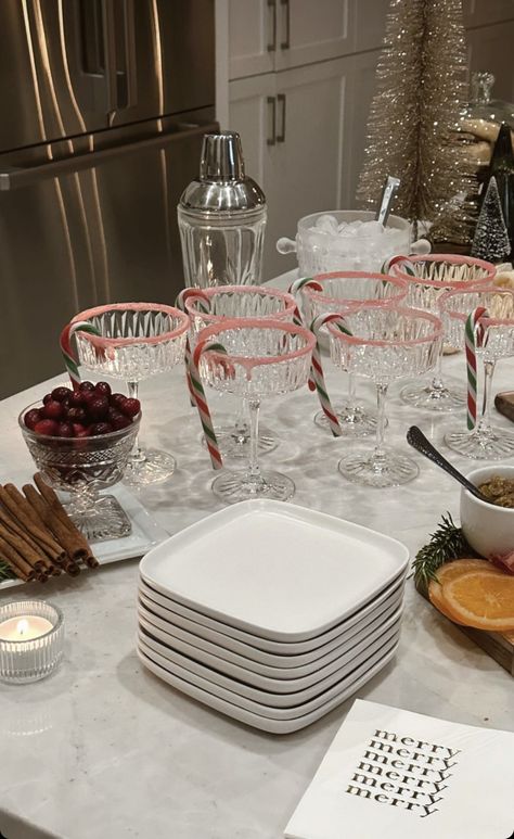 Housewarming Party Ideas Christmas, Christmas Party Asthetics, Christmas Round Table Centerpieces, Friendsmas Theme Ideas, Girly Christmas Party, Friendsmas Party Ideas Decorations, Soirée Aesthetic, Boards Night, Christmas Brunch Table