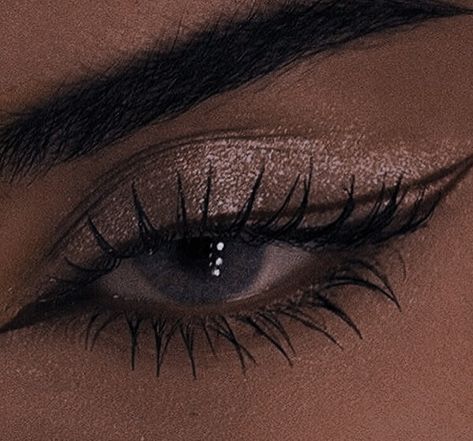 Soft Glam Makeup Cat Eye, Cute Sparkly Makeup, Basic Stage Makeup, Gold Girl Aesthetic, Eyebrows Color, Quince Makeup, Evening Eye Makeup, Formal Makeup, Beautiful Eye Makeup