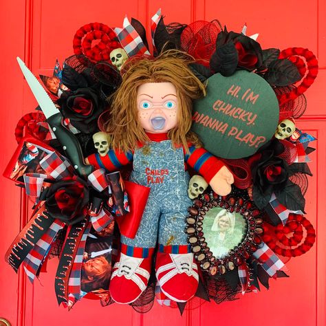 #halloween #halloweendecor #chucky Chucky Halloween Wreath, Chucky Decorations, Chucky Wreath, Halloween Centerpieces, Horror Crafts, Chucky Halloween, Chucky Doll, Halloween Centerpiece, Halloween Wreaths